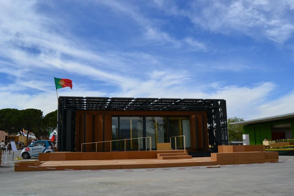 Умный дом-подсолнечник вращается за солнцем
